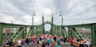 Yoga mitten auf der Freiheitsbrücke in Budapest