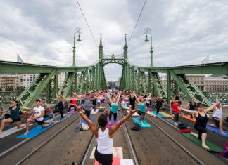 Yoga mitten auf der Freiheitsbrücke in Budapest