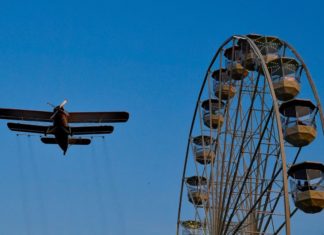 Hajdúszoboszló: Mückenbomber neben Riesenrad