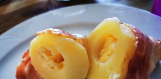 Kartoffel mit Räucherkäse gefüllt im Speckmantel