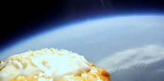 Mal was zum Schmunzeln: Hier fliegt ein Langos ins All