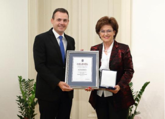 Ehrenbürgertitel für Dr. Elisabeth Knab, Personalvorstand von Audi Hungaria