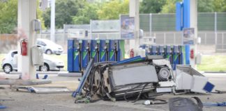 Tankstellencrash auf Autobahn! Auto kollidiert mit Zapfsäule