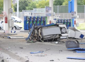Tankstellencrash auf Autobahn! Auto kollidiert mit Zapfsäule
