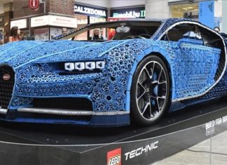 Lego-Bugatti in Originalgröße in Budapest