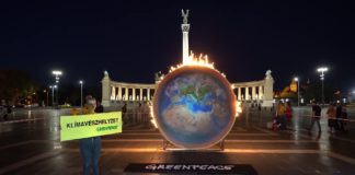 In Budapest setzt Greenpeace Zeichen mit brennender Erdkugel!