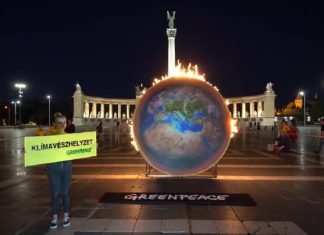 In Budapest setzt Greenpeace Zeichen mit brennender Erdkugel!