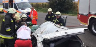 Unfallfahrer betrunken und ohne Führerschein in Fahrzeug eingeklemmt!