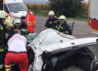 Unfallfahrer betrunken und ohne Führerschein in Fahrzeug eingeklemmt!