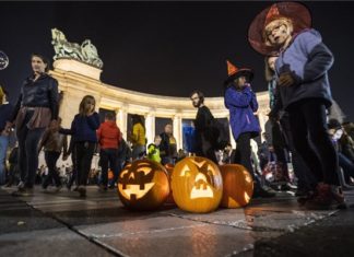 Kürbislaternen auf dem Budapester Heldenplatz