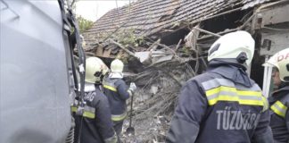 Ein Lastwagen prallte gegen die Wand eines Hauses in Dabas
