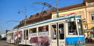 Revolutionäre Straßenbahn fährt in Debrecen