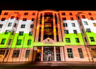 Aussenministerium leuchtet in ungarischen Farben