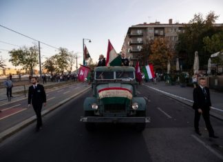 Fackelzug mit historischem Fahrzeug in Budapest