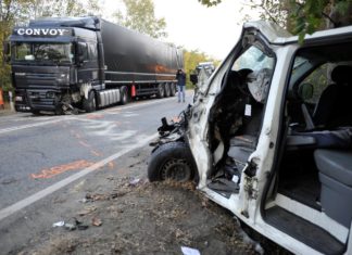 Mit Lieferwagen frontal in LKW: Fahrer tot!