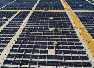 Wichtiger Meilenstein bei der Installation der größten europäischen Aufdach-Solaranlage bei Audi Hungaria