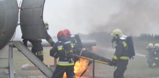 Großübung in Pér: Flugzeug gerät bei Notlandung in Brand!