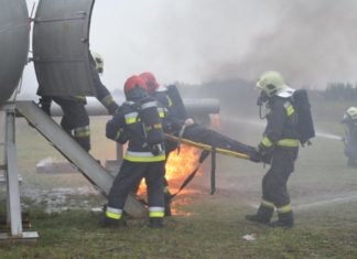 Großübung in Pér: Flugzeug gerät bei Notlandung in Brand!