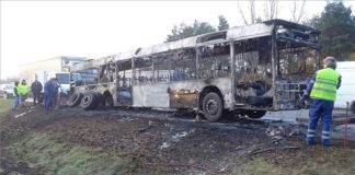 Bus in Vollbrand auf Autobahn bei Inárcs