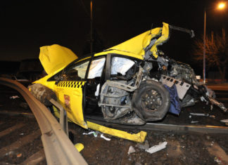 Zug und Taxi kollidierten in Vecsés