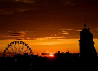 Debrecen im Advents-Sonnenuntergang
