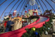 Die Polizei lieferte Weihnachtsspenden an die Weihnachtsmannfabrik