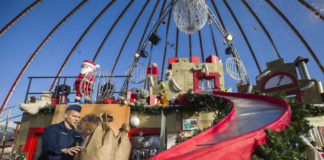 Die Polizei lieferte Weihnachtsspenden an die Weihnachtsmannfabrik