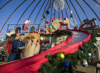 Die Polizei lieferte Weihnachtsspenden an die Weihnachtsmannfabrik
