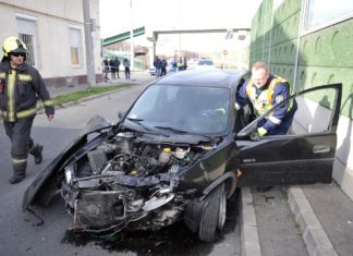 Budapest: PKW gegen Hauswand – Fahrer aus dem Wagen geschleudert!