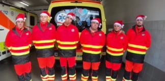 Rettungssanitäter mit viralem Weihnachtsvideogruß