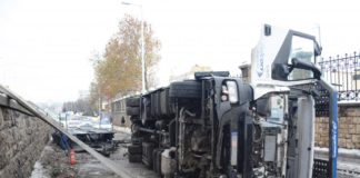 Ein Autotransporter kippte auf der Budaörsstraße um