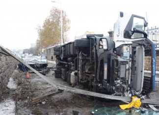Ein Autotransporter kippte auf der Budaörsstraße um