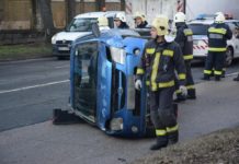 PKW spektakulär auf die Seite gelegt! Unfall auf der Gyömrői Straße, Budapest