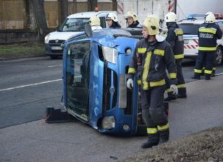 PKW spektakulär auf die Seite gelegt! Unfall auf der Gyömrői Straße, Budapest