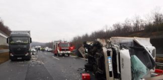 Ein Transporter prallte gegen einen Lastwagen auf der Autobahn M7