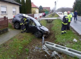 Auto crasht in Betonmast in Somogyjád