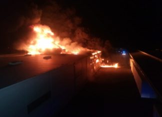 Großbrand in Kunstoffbetrieb in Jászberény