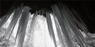 Der Lillafüred-Wasserfall ist vereist