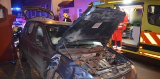 Raser kracht in Debrecen gegen Hauswand!