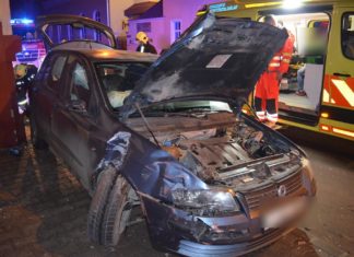 Raser kracht in Debrecen gegen Hauswand!