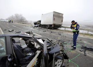 Tödlicher Verkehrsunfall: PKW kollidiert mit LKW auf Schnellstrasse 6