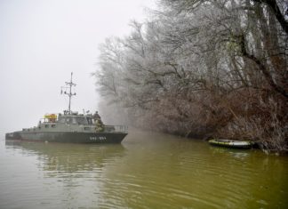 Militärboot unterstützt die Sicherung des Grenzverkehrs auf dem Wasserweg der Theiß