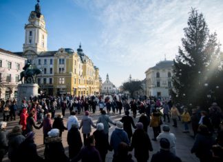 Neujahrstanz: Senioren tanzten sich in Pécs warm