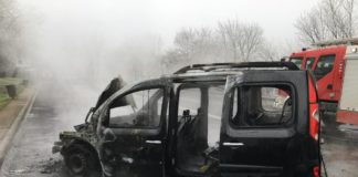 Sperrung M3: Vollbrand eines PKW – Familie bemerkte Feuer rechtzeitig!