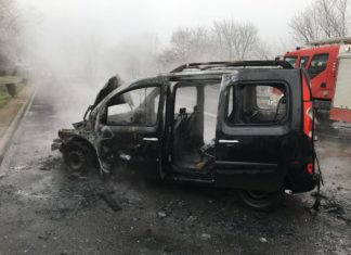 Sperrung M3: Vollbrand eines PKW – Familie bemerkte Feuer rechtzeitig!