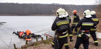 Die Feuerwehren üben die Personenrettung auf Eis