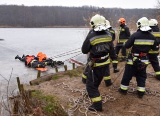 Die Feuerwehren üben die Personenrettung auf Eis