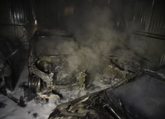 Budapest Großeinsatz: Autowerkstatt samt PKWs ausgebrannt!