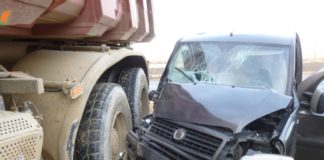 PKW und Lastwagen kollidierten auf der Bundesstrasse 84