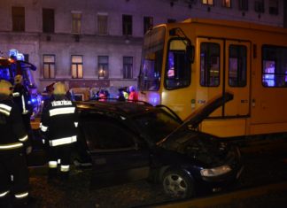 Straßenbahn und Auto kollidierten in Budapest